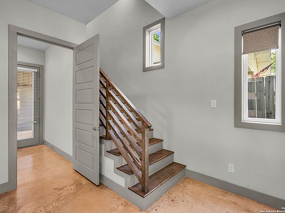 5th image of 930 W CRAIG PL #1