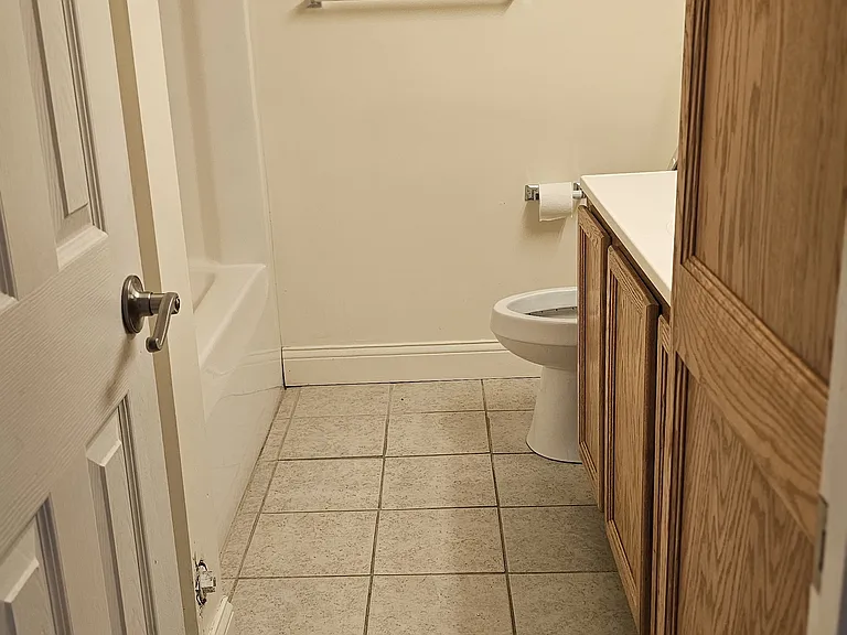 1208-1210 E Grove St #104 — Photo 2