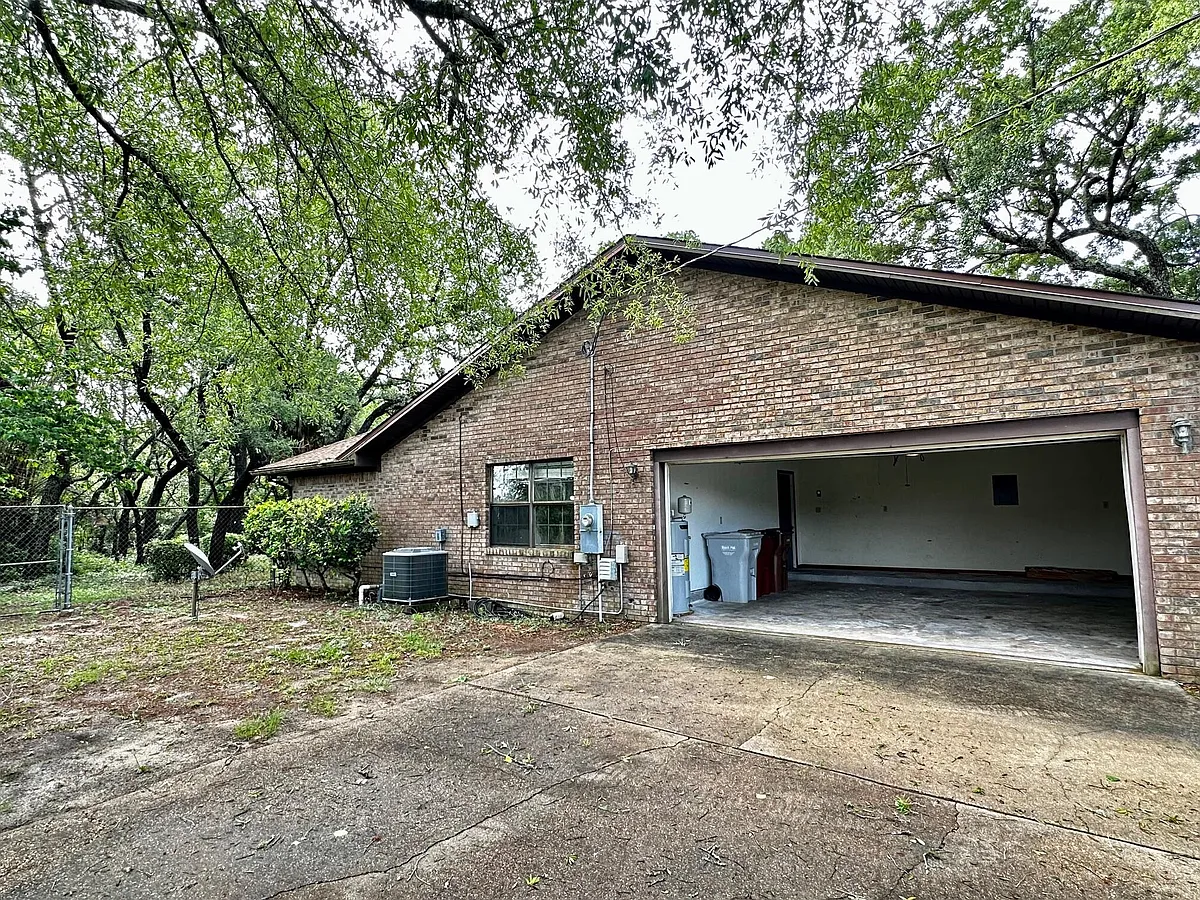 Photo 2 of 20 - 2818 Sherwood Dr - Navarre, FL Building Photo - 2818 Sherwood Dr