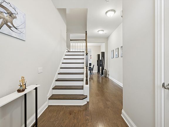 4th image of 402 Highcroft Way