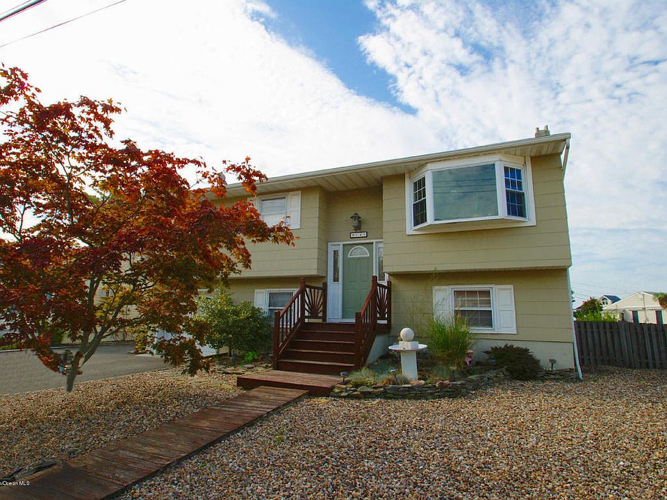 1st image of 740 Tunney Point Dr