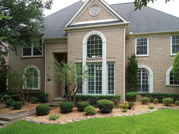 2nd image of 2300 Honeylocust Dr