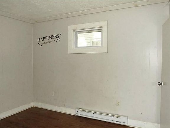 5th image of 121 Laurel Hill Ave