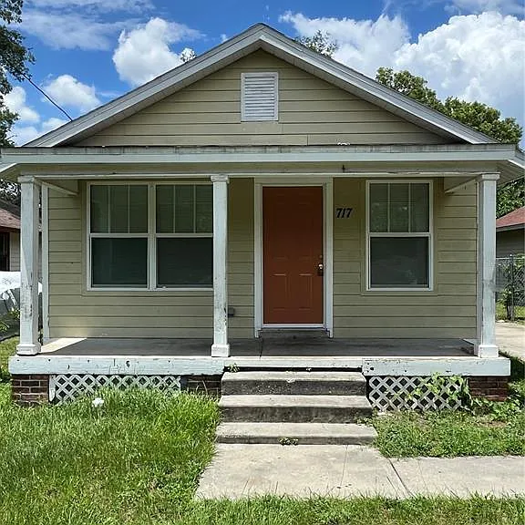 717 W Silver Springs Pl — Photo 1