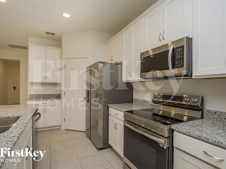 328 Corbel Ln — Photo 4