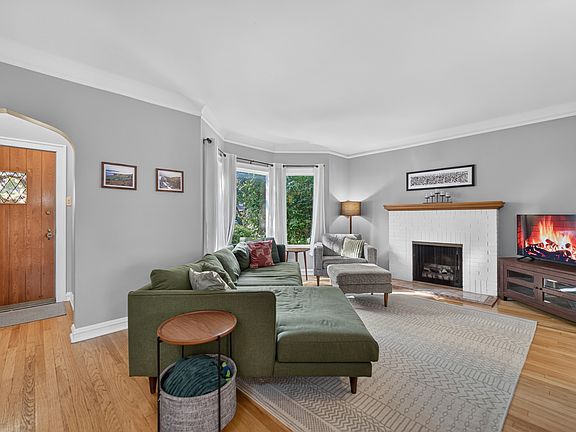 5th image of 4842 W Balmoral Ave