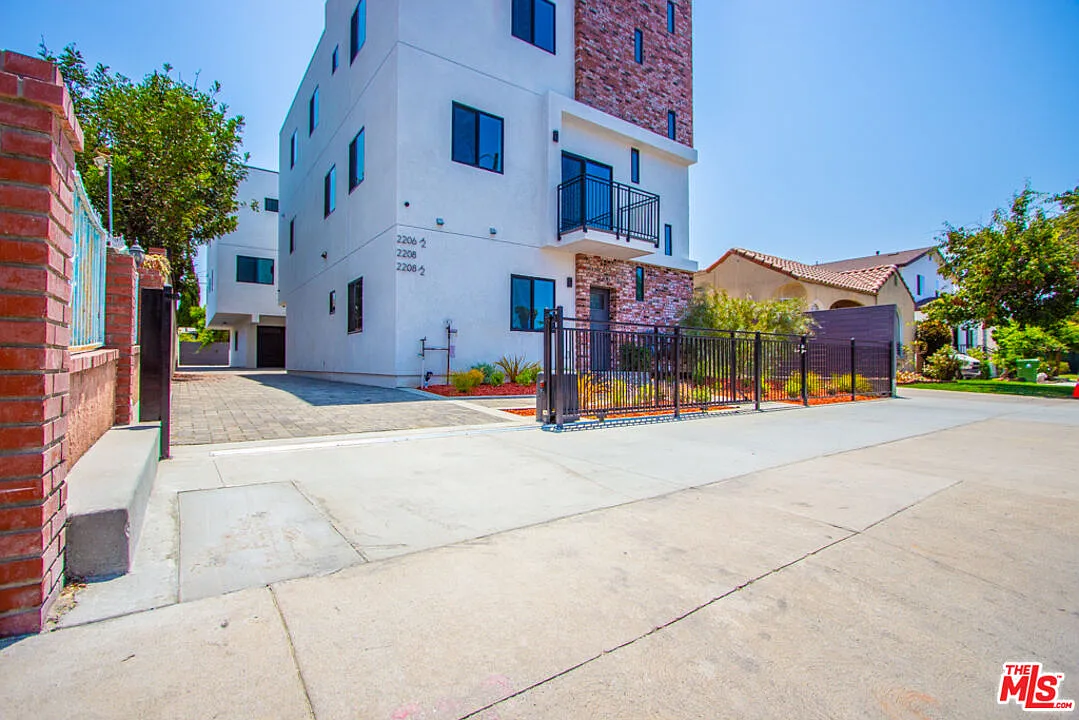 3 bed, 3.0 bath, 1450 sqft, $3,799 — Photo 4