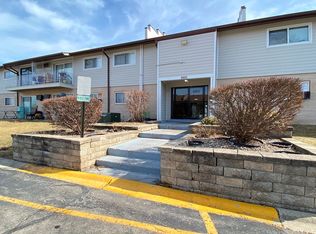 860 E Old Willow Rd APT 221, Prospect Heights, IL