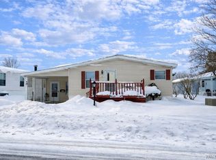 343 Applewood Dr, Lockport, NY 14094