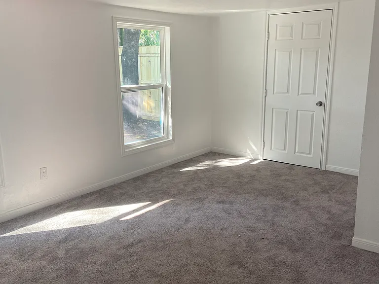 814 Winters St — Photo 8