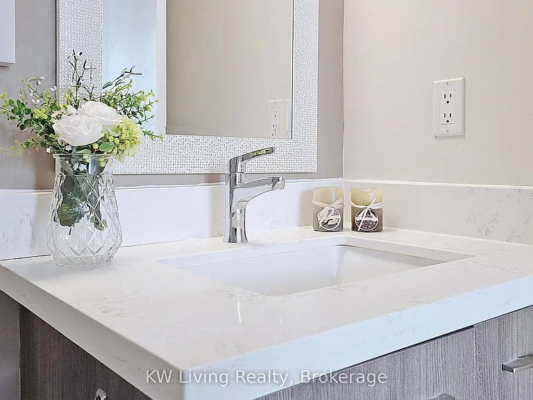 633 Bay St #814 — Photo 32