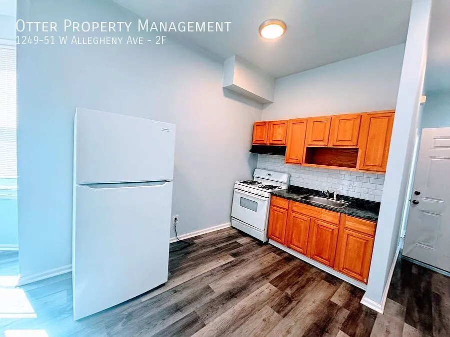 1BR/1BA Sunlit 2nd Floor Apartment with Ample Street Parking — Photo 3