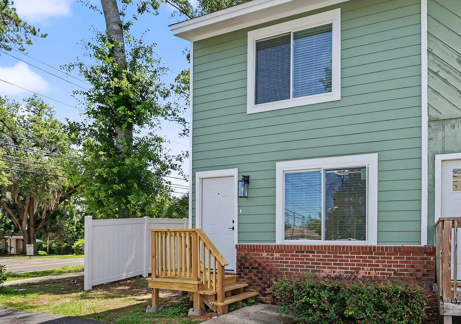 Fully Renovated 2 Bedroom Townhome Near FSU Walk to Campus! — Photo 1