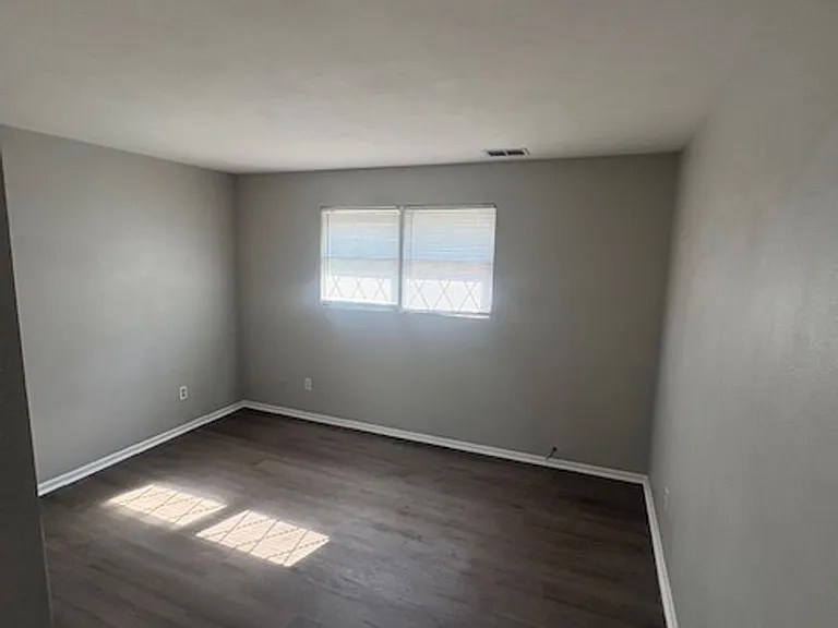 Peoria Place Apartments — Photo 8