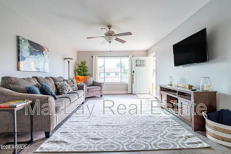 4 bed, 2.0 bath, 1669 sqft, $3,200 — Photo 4