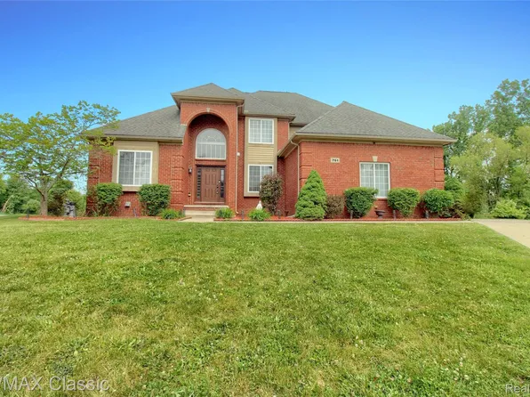 761 Nissen Ct, Wixom, MI 48393