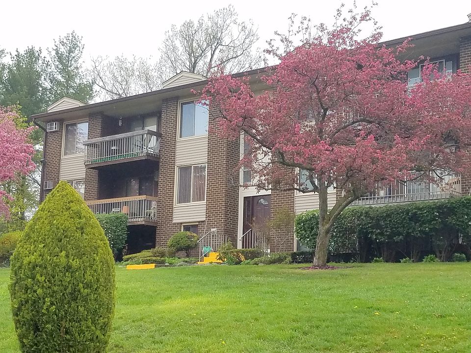 2nd image of 149 Country Club Ln