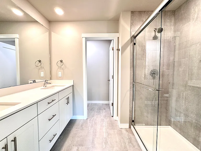 Master Bathroom with luxury finishes and heated baseboards
