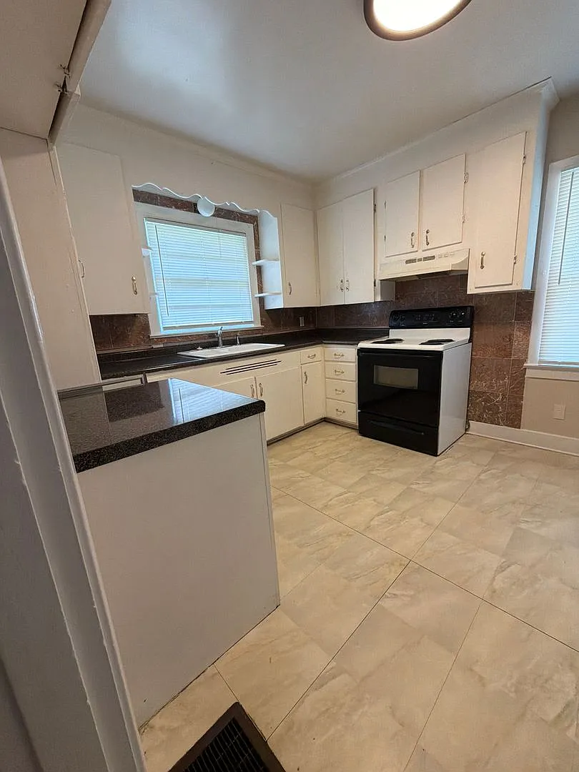 Available Now! 3 Bedroom 2 Bath — Photo 2