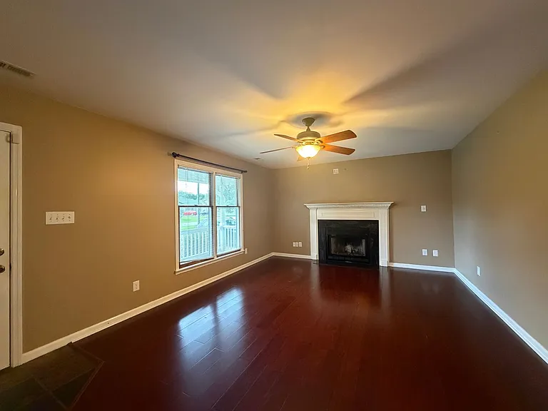 717 Mallard Dr — Photo 4