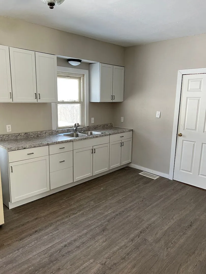 4 Bedroom Updated house!! — Photo 2
