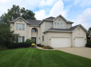 2S408 Chaucer Ct, Glen Ellyn, IL 60137
