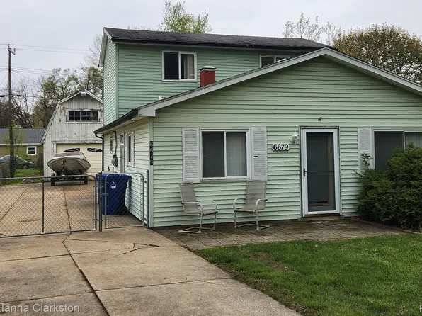 6679 Saline Dr, Waterford, MI 48329