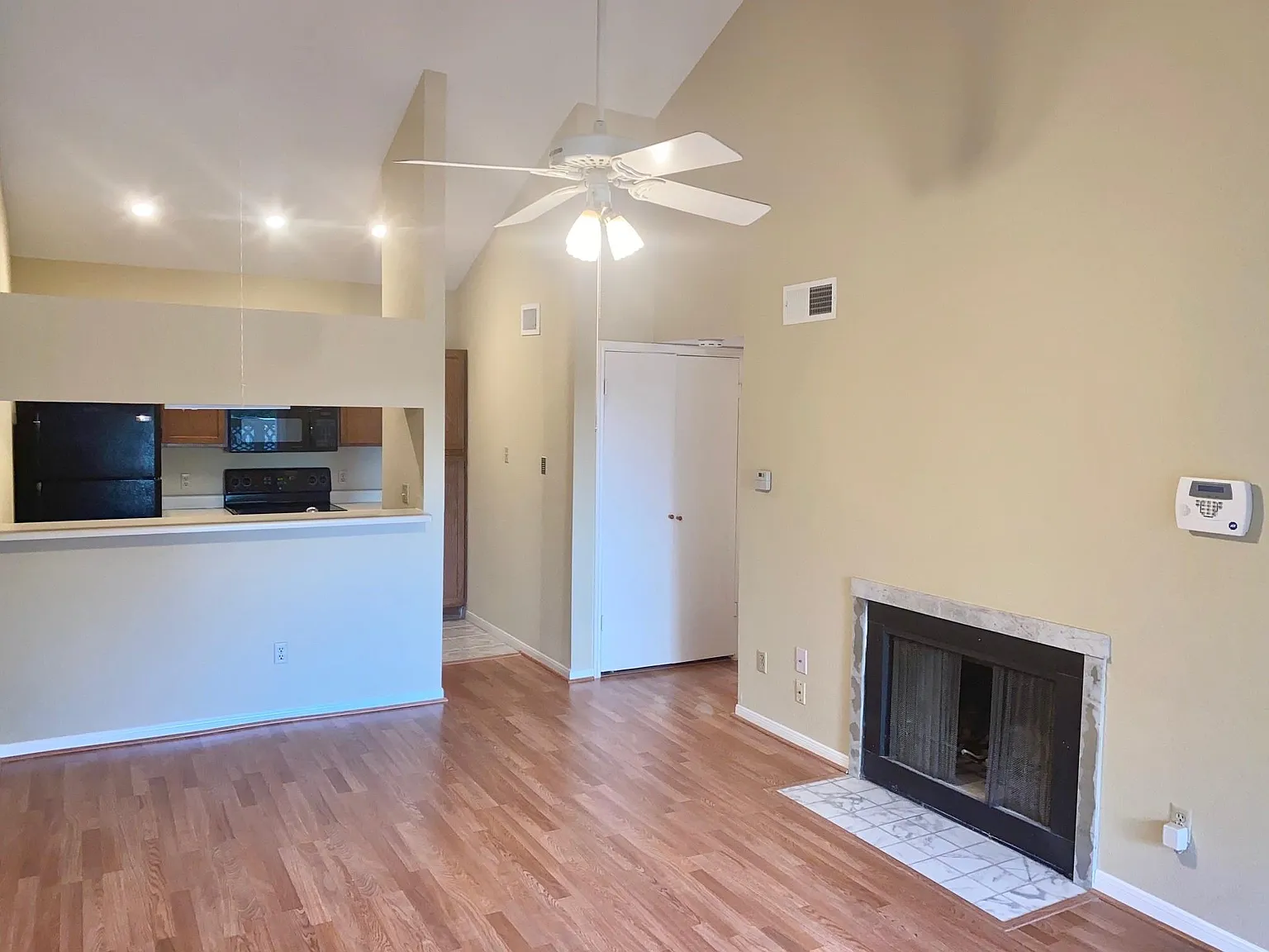 2 bed, 1.0 bath, 776 sqft, $1,050 — Photo 3