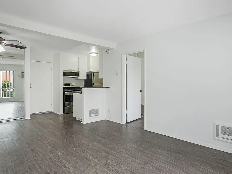 401 S Hoover — Photo 27