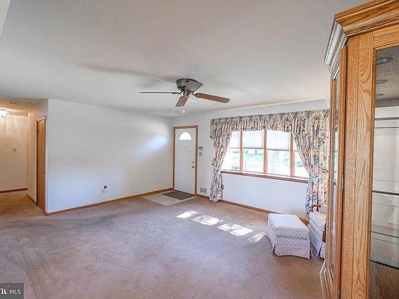 5th image of 1012 Estates Blvd