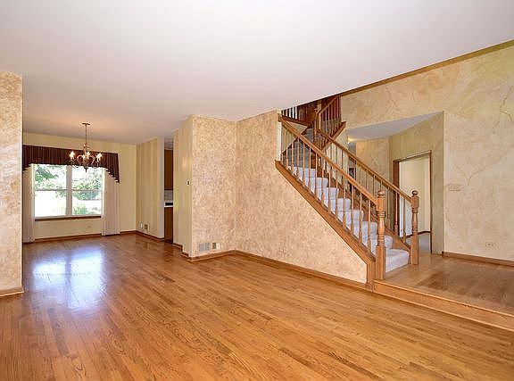 3rd image of 22W220 Woodview Dr