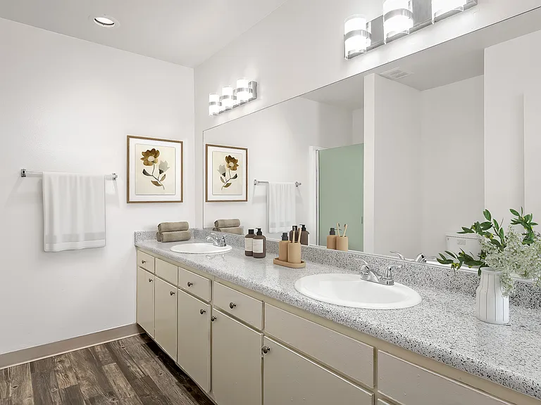Woodland Hills Apartments — Photo 9