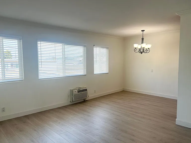 212 E Elmwood Ave — Photo 5