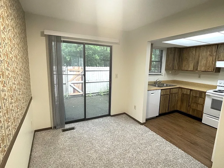 3340 Edgebrook Dr — Photo 4