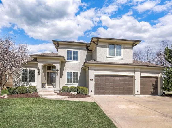 111 Algonquin Dr, Lake Winnebago, MO 64034