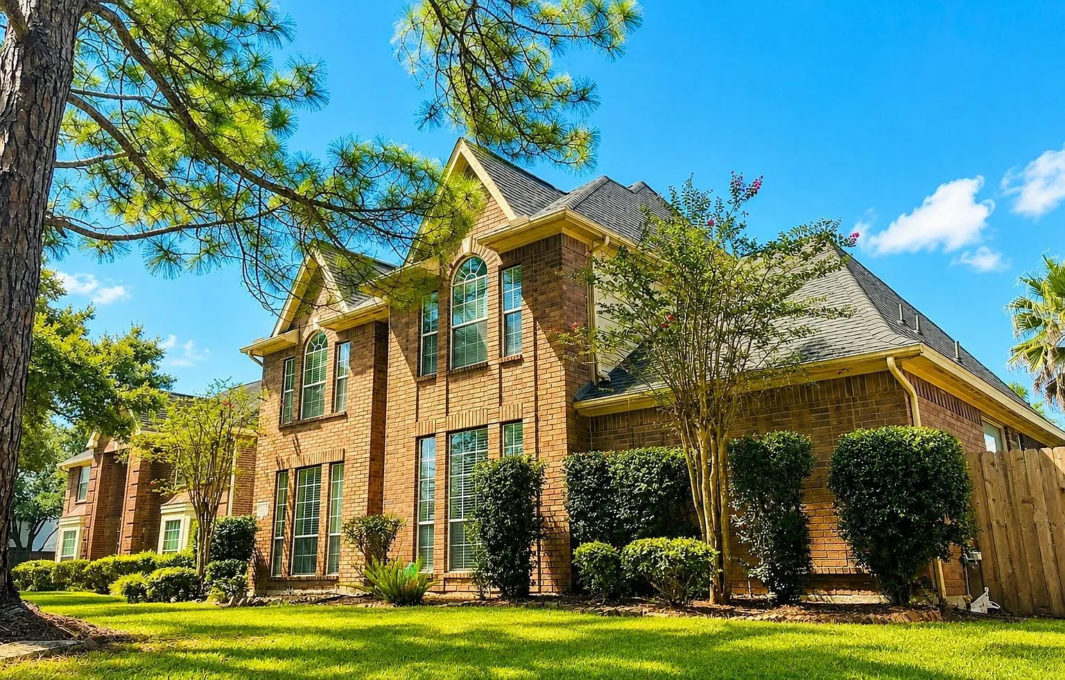 4 bed, 2.5 bath, 2876 sqft, $2,850 — Photo 2