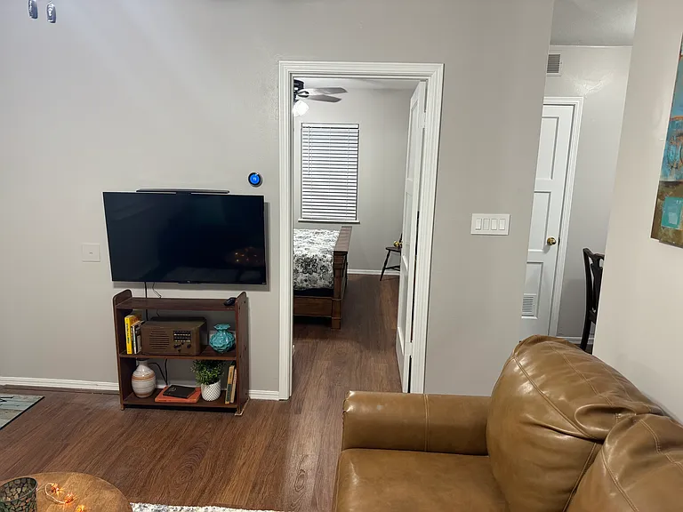 410 N Peters Ave — Photo 5