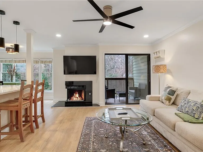 1105 Garden Ct — Photo 2