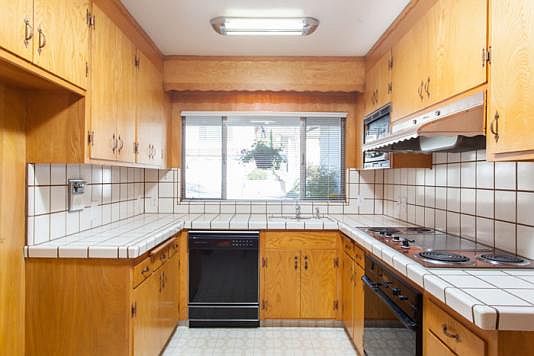 5th image of 375 Marlow Dr