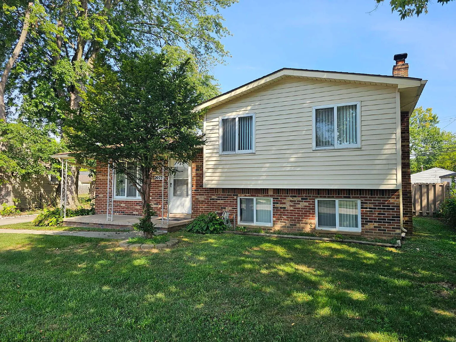3 bed, 1.5 bath, 1700 sqft, $1,895 — Photo 2