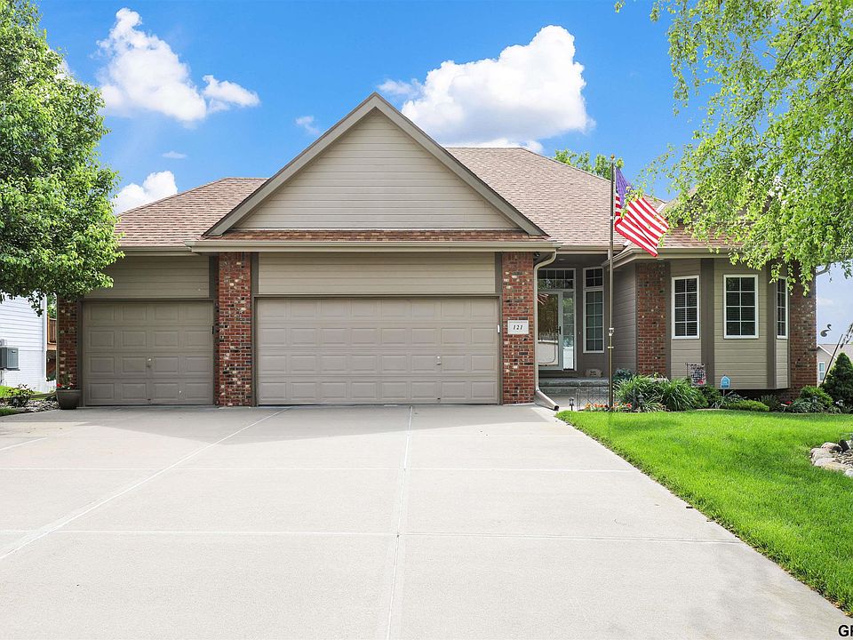 1st image of 121 Castle Pine Dr