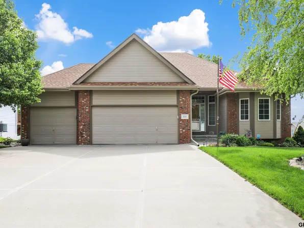 121 Castle Pine Dr, Papillion, NE 68133