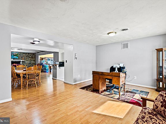 5th image of 1310 Saxon St