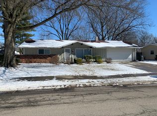 2220 Forest Valley Dr, Fort Wayne, IN 46815