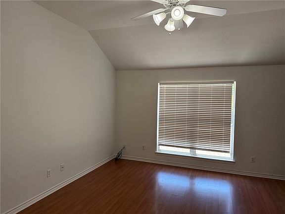 3rd image of 933 Crested Point Dr
