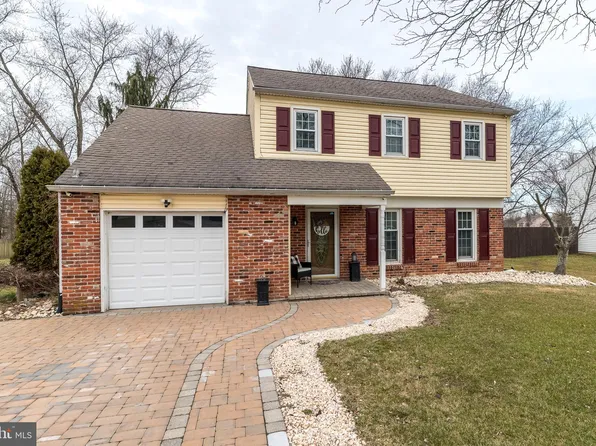 110 Village Green Ln, Dublin, PA 18917