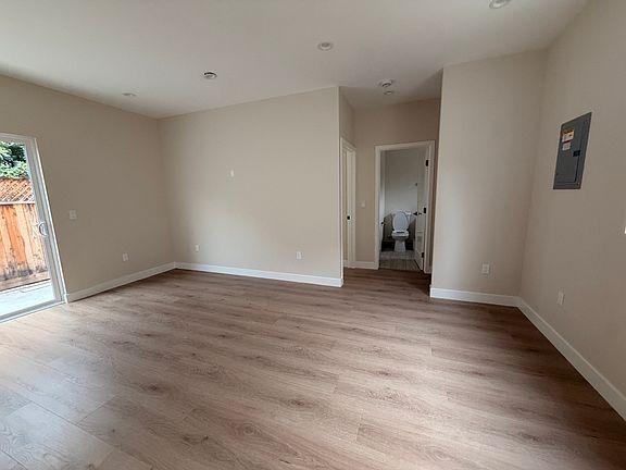 5th image of 1461 Elizabeth St