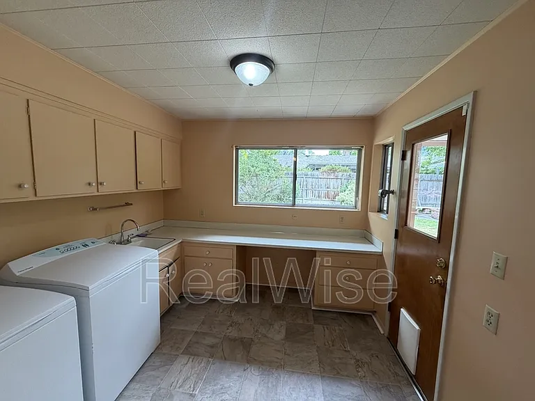 710 NW Midland Ave — Photo 30