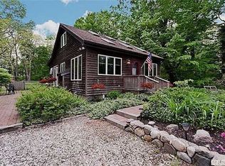 285 N Oakwood Rd, Laurel, NY 11948