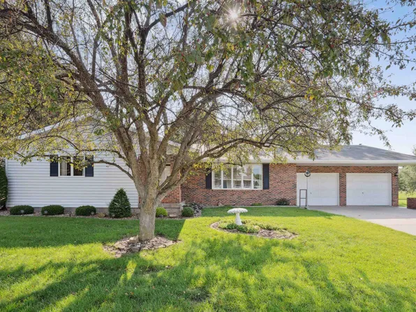 400 Miller St, Edgewood, IA 52042